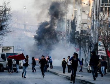 Τουρκία: Συλλήψεις και δακρυγόνα σε διαδήλωση για την απόλυση δεκάδων καθηγητών (βίντεο)